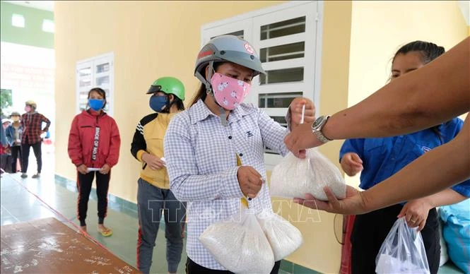 Cấp gạo cho người dân huyện Khánh Vĩnh, huyện miền núi có gần 15.000 người thiếu đói . Ảnh: Nguyễn Dũng – TTXVN