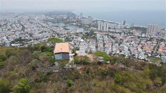 Ngọn hải đăng Vũng Tàu (phường 2, thành phố Vũng Tàu) thu hút rất nhiều khách du lịch đến tham quan. Ảnh: Huỳnh Sơn – TTXVN