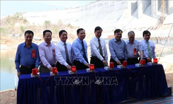 Các đại biểu thực hiện nghi thức chặn dòng, tích nước cho hồ Sông Cái. Ảnh: Công Thử - TTXVN