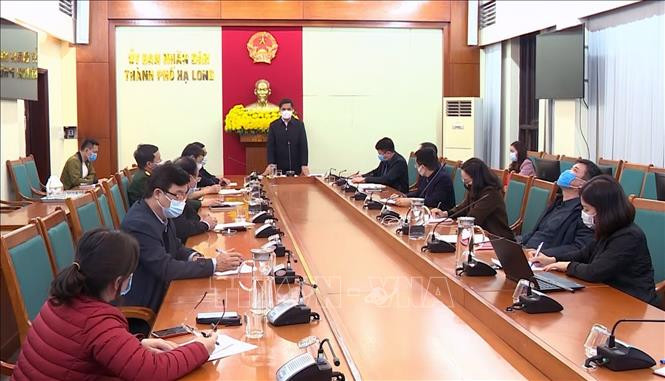 Ban Chỉ đạo phòng chống dịch COVID-19 thành phố Hạ Long họp khẩn trong đêm 2/2. Ảnh: TTXVN phát