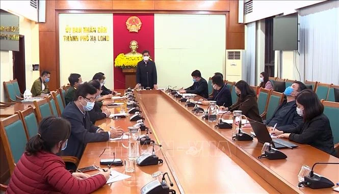 Ban Chỉ đạo phòng chống dịch COVID-19 thành phố Hạ Long họp khẩn trong đêm 2/2. Ảnh: TTXVN phát