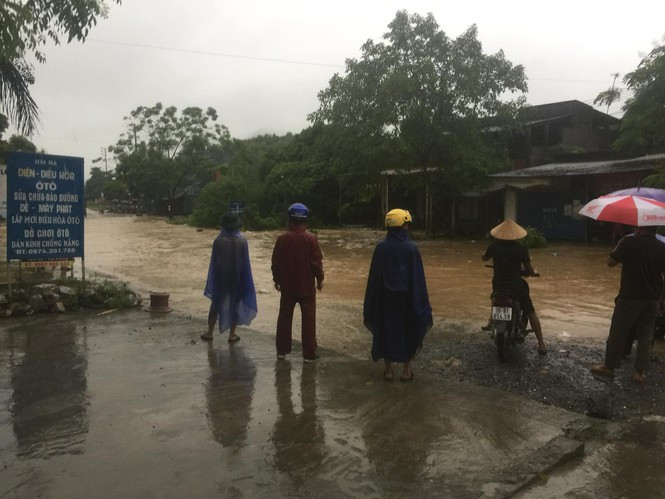 Trận mưa ở lớn kéo dài đã khiến TP. Thái Nguyên chìm trong biển nước, nhiều nơi bị cô lập do giao thông khó khăn, cuộc sống người dân đảo lộn. Ảnh: tienphong.vn 