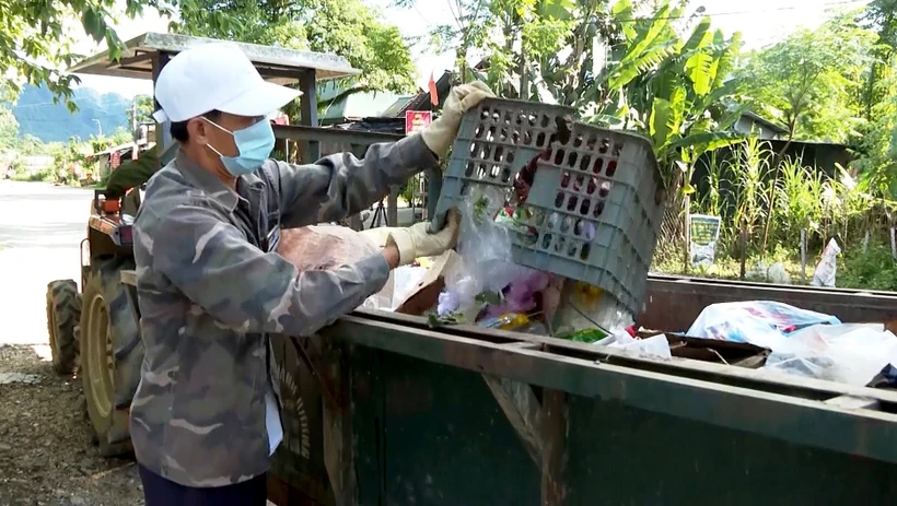 Anh Đặng Văn Lâm, thôn Nà Cọn, xã Thổ Bình, huyện Lâm Bình, tỉnh Tuyên Quang thu gom rác miễn phí cho người dân. Ảnh: TTXVN phát 