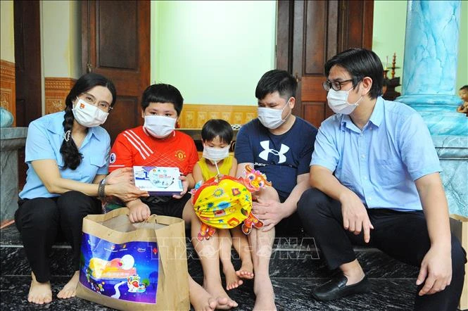 Trung ương Đoàn tặng quà cho các thiếu nhi Thủ đô có hoàn cảnh khó khăn dịp Tết Trung thu 2021. Ảnh: Ảnh: Minh Đức – TTXVN 