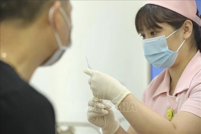 Tiêm vaccine COVIVAC cho 15 tình nguyện viên đợt hai. Ảnh: Minh Quyết - TTXVN