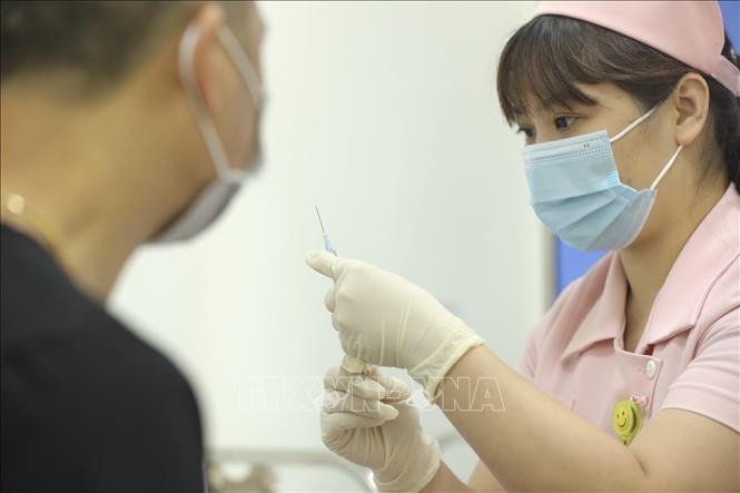 Tiêm vaccine COVIVAC cho 15 tình nguyện viên đợt hai. Ảnh: Minh Quyết - TTXVN
