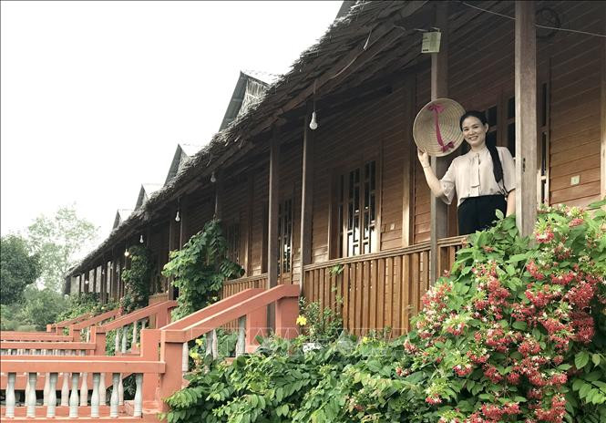 Du khách tham quan tại điểm du lịch Phương Thảo Homestay, xã An Bình, huyện Long Hồ. Ảnh: Lê Thúy Hằng - TTXVN