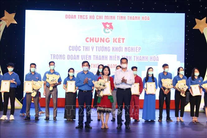 Ban tổ chức trao giải cho các tác giả đoạt giải. Ảnh: Nguyễn Nam-TTXVN 