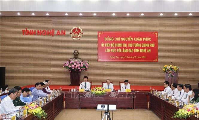 Thủ tướng Nguyễn Xuân Phúc làm việc với lãnh đạo chủ chốt tỉnh Nghệ An. Ảnh: Thống Nhất – TTXVN