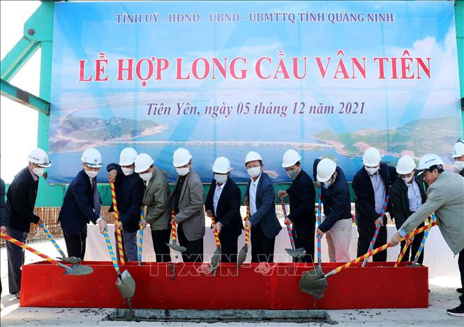 Lễ hợp long cầu Vân Tiên. Ảnh: TTXVN phát 