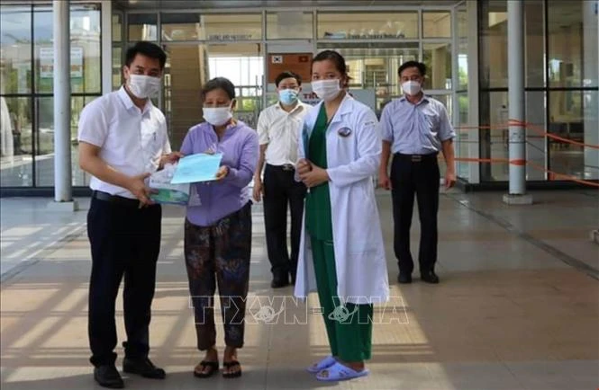 Các bệnh nhân khỏi bệnh được xuất viện. Ảnh: Trần Tĩnh - TTXVN
