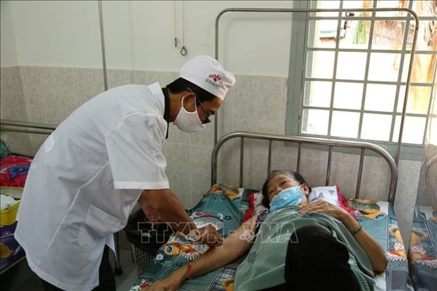 Thầy thuốc quân hàm xanh tận tâm với người bệnh