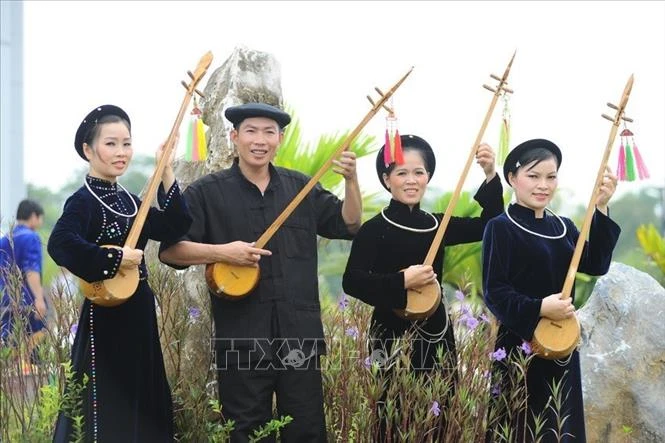 Nghệ nhân Mã Văn Trực ( huyện Ba Bể, tỉnh Bắc Kạn) biểu diễn làn điệu hát Then. Ảnh: Minh Đức –TTXVN 