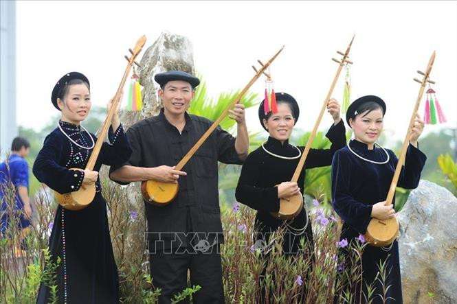 Nghệ nhân Mã Văn Trực ( huyện Ba Bể, tỉnh Bắc Kạn) biểu diễn làn điệu hát Then. Ảnh: Minh Đức –TTXVN 