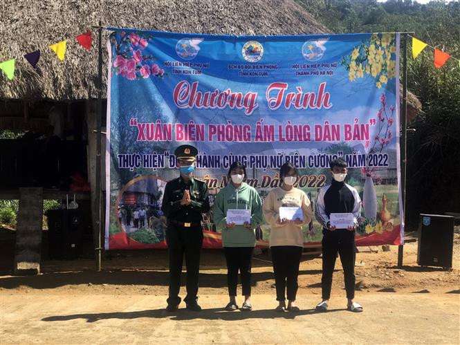 Bộ Chỉ huy Bộ đội Biên phòng tỉnh Kon Tum trao học bổng “Nâng bước em đến trường” cho các em có hoàn cảnh khó khăn tại làng Bun Kon, xã Đăk Plô, huyện Đăk Glei. Ảnh: Khoa Chương - TTXVN 