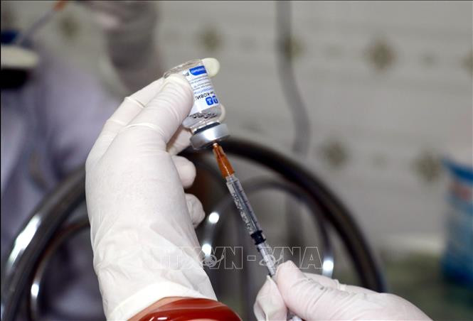 Tiêm vaccine phòng COVID-19 cho người dân . Ảnh: Nguyễn Lành - TTXVN 