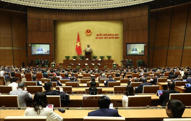 Chủ nhiệm Ủy ban Pháp luật của Quốc hội Hoàng Thanh Tùng trình bày Báo cáo thẩm tra Báo cáo tổng kết công tác nhiệm kỳ 2016-2021 của Chính phủ. Ảnh: Văn Điệp - TTXVN