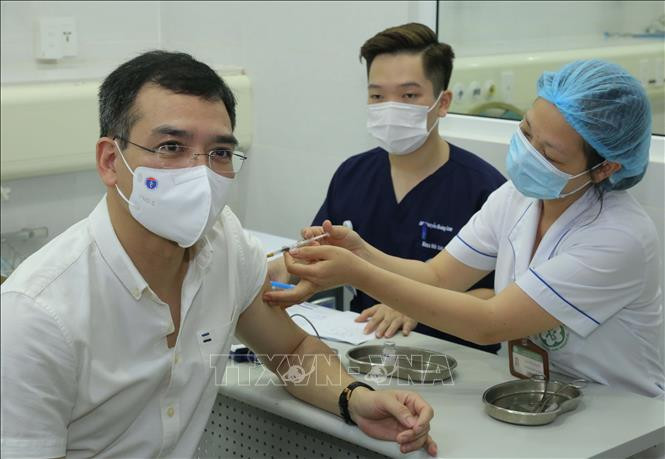 Tiêm vaccine phòng COVID-19 cho cán bộ, nhân viên Bộ Y tế. Ảnh: Hoàng Hiếu - TTXVN