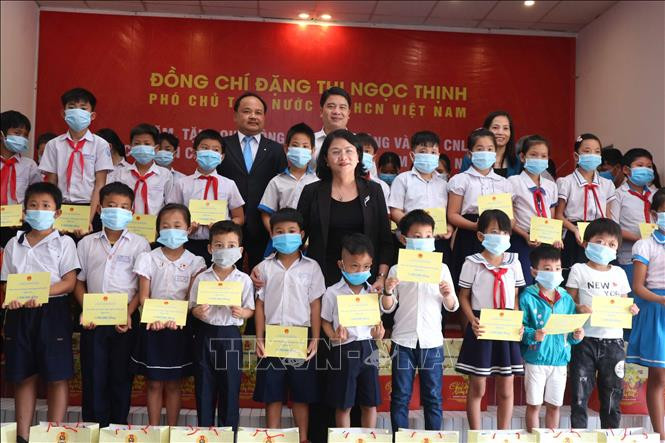 Phó Chủ tịch nước Đặng Thị Ngọc Thịnh tặng quà cho học sinh là con em công nhân làm việc tại Khu công nghiệp Điện Nam-Điện Ngọc. Ảnh: Đoàn Hữu Trung - TTXVN