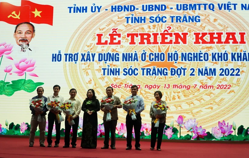 Tặng hoa tri ân cho các nhà tài trợ. Ảnh: Trung Hiếu - TTXVN