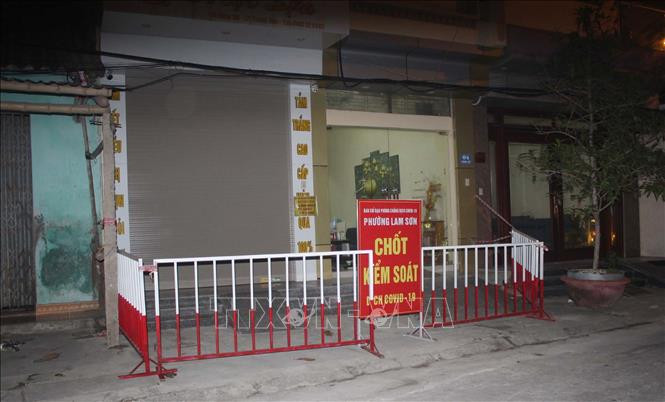 Phỏng tỏa cụm dân cư tại phường Lam Sơn, thành phố Thanh Hóa do có ca mắc COVID-19. Ảnh: Nguyễn Nam-TTXVN 