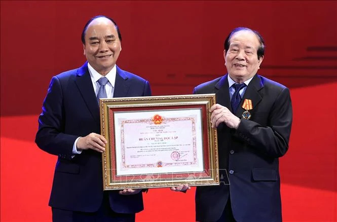 Chủ tịch nước Nguyễn Xuân Phúc trao tặng Huân chương Độc lập Hạng Nhì cho Nhà thơ Nguyễn Hữu Thỉnh. Ảnh: Thống Nhất - TTXVN 