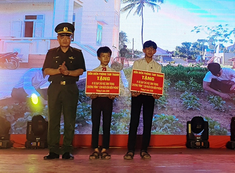Đồn Biên phòng Tam Thanh (TP.Tam Kỳ) vừa tổ chức hội diễn văn nghệ “Tiếp bước dưới cờ Đảng” và ra mắt mô hình “Con nuôi đồn biên phòng”. Ảnh : baoquangnam.vn