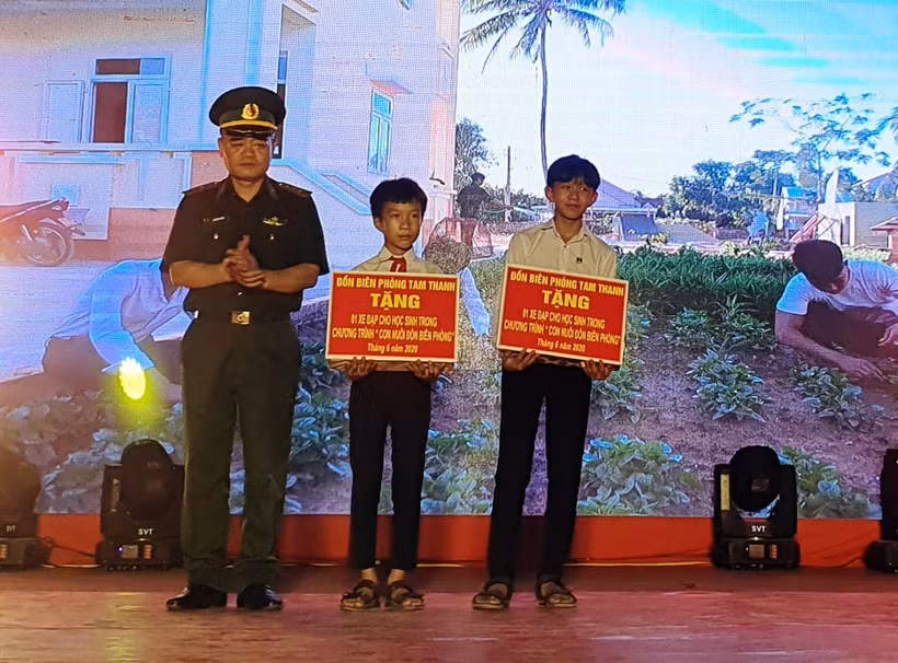 Đồn Biên phòng Tam Thanh (TP.Tam Kỳ) vừa tổ chức hội diễn văn nghệ “Tiếp bước dưới cờ Đảng” và ra mắt mô hình “Con nuôi đồn biên phòng”. Ảnh : baoquangnam.vn