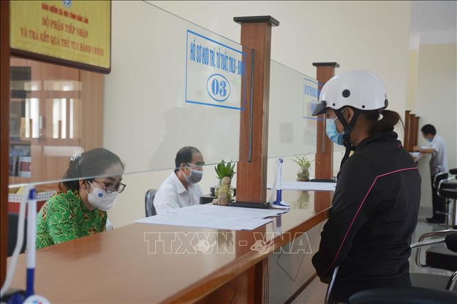 Bảo hiểm Xã hội tỉnh Đắk Lắk hỗ trợ xác nhận cho doanh nghiệp, người lao động dừng việc hoặc dừng đóng bảo hiểm xã hội để được thụ hưởng chính sách theo Nghị quyết 68. Ảnh: Hoài Thu – TTXVN 