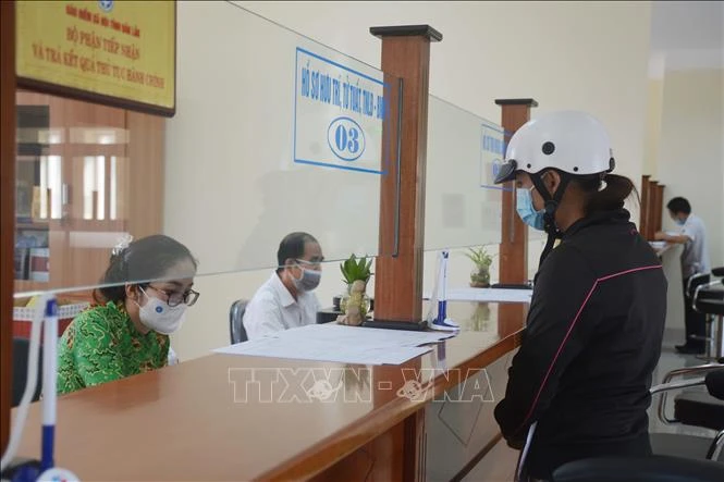 Bảo hiểm Xã hội tỉnh Đắk Lắk hỗ trợ xác nhận cho doanh nghiệp, người lao động dừng việc hoặc dừng đóng bảo hiểm xã hội để được thụ hưởng chính sách theo Nghị quyết 68. Ảnh: Hoài Thu – TTXVN 