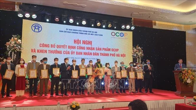 Trao giấy chứng nhận sản phẩm đạt tiêu chuẩn OCOP cho các chủ thể. Ảnh: Phương Anh-TTXVN 