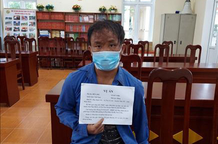 Đối tượng Hờ A Dơ cùng tang vật vụ án bị bắt giữ tại cơ quan điều tra. Ảnh: TTXVN phát