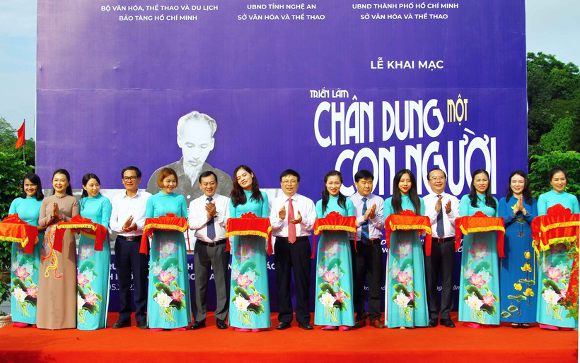 Trưng bày chuyên đề “Hồ Chí Minh - Chân dung một con người”