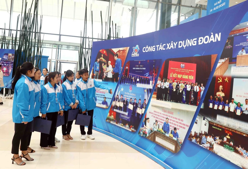Các đại biểu tham quan Triển lãm "Khát vọng cống hiến - Lẽ sống thanh niên". Ảnh: Phạm Kiên - TTXVN 
