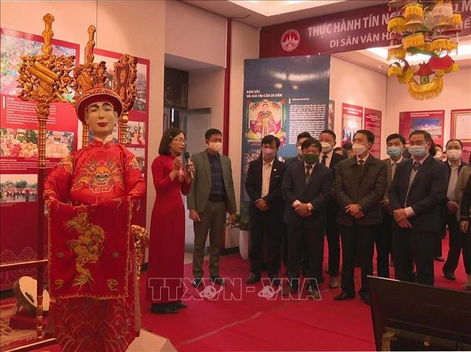 Các đại biểu cắt băng trưng bày giới thiệu về Tín ngưỡng thờ mẫu Tam phủ của người Việt tại Bảo tàng tỉnh Vĩnh Phúc. Ảnh: Nguyễn Thảo - TTXVN 