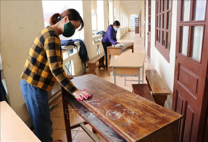 Thầy cô giáo trường Phổ thông Dân tộc bán trú THCS Dào San (Phong Thổ, Lai Châu) lau dọn bàn ghế chuẩn bị đón học sinh tựu trường. Ảnh: Nguyễn Oanh - TTXVN