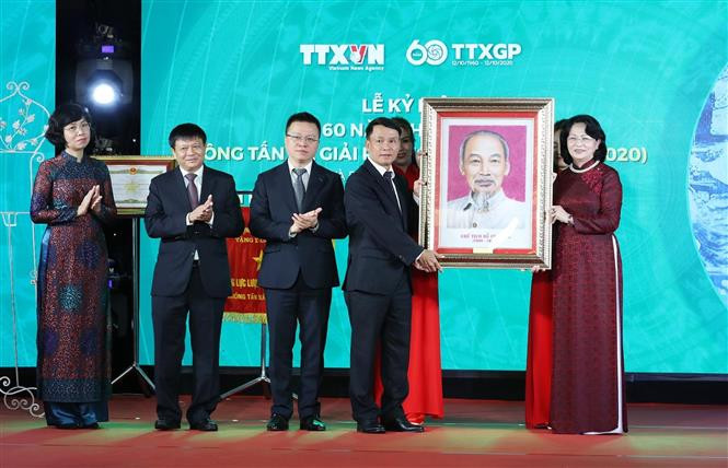 Phó Chủ tịch nước Đặng Thị Ngọc Thịnh trao bức chân dung Chủ tịch Hồ Chí Minh tặng cán bộ, phóng viên, biên tập viên, nhân viên Thông tấn xã Việt Nam. Ảnh: Lâm Khánh – TTXVN