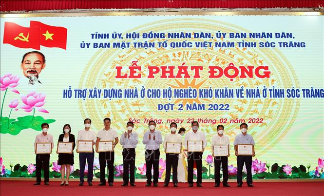 Trao Bằng khen cho các đơn vị, tổ chức, doanh nghiệp, nhà hảo tâm hỗ trợ tỉnh Sóc Trăng.Ảnh: Trung Hiếu-TTXVN 
