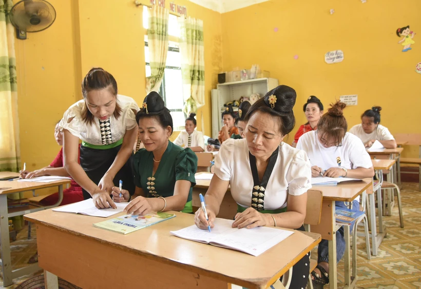 Xóa mù chữ, nâng cao trình độ dân trí cho người dân vùng cao, biên giới Điện Biên