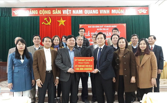 Huyện Yên Lập tiếp nhận tiền ủng hộ từ Quỹ “Vì người nghèo” TP.Việt Trì và TX.Phú Thọ. Ảnh : mattrantoquoc.phutho.gov.vn 