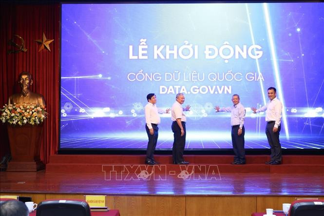 Đại biểu thực hiện nghi thức khởi động Cổng dữ liệu quốc gia Data.gov.vn. Ảnh: Minh Quyết - TTXVN