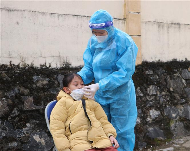 Y sỹ Nguyễn Thị Hạnh, Trạm y tế phường Đông Phong mỗi ngày test nhanh cho gần 100 người dân. Ảnh: Đinh Thùy-TTXVN 