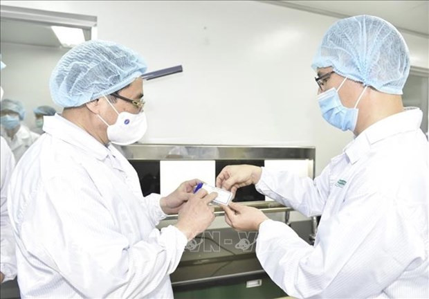 Thủ tướng Phạm Minh Chính thăm Công ty TNHH MTV Vắc xin và Sinh phẩm số 1 (VABIOTECH). Ảnh: TTXVN 