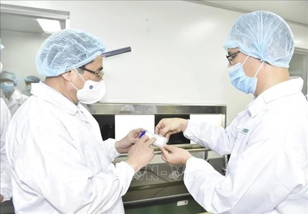 Thủ tướng Phạm Minh Chính thăm Công ty TNHH MTV Vắc xin và Sinh phẩm số 1 (VABIOTECH). Ảnh: TTXVN 