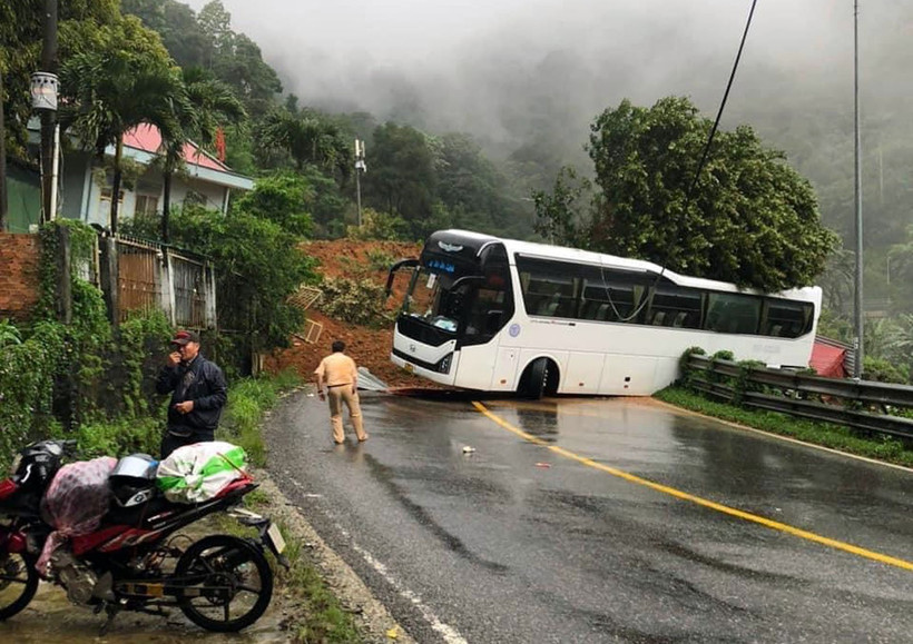 Xe khách lưu thông qua đèo Bảo Lộc bị bùn đất sạt lở suýt rơi xuống vực. Ảnh: TTXVN phát 