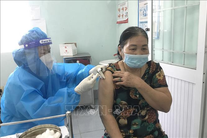 Tiêm vaccine mũi 3 cho người dân từ 18 tuổi trở lên. Ảnh: Lê Thúy Hằng - TTXVN 