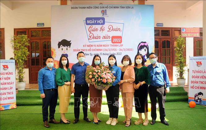 Các đơn vị chúc mừng Tỉnh đoàn Sơn La nhân dịp kỷ niệm 91 năm Ngày thành lập Đoàn Thanh niên Cộng sản Hồ Chí Minh (26/3/1931-26/3/2022). Ảnh: Quang Quyết-TTXVN
