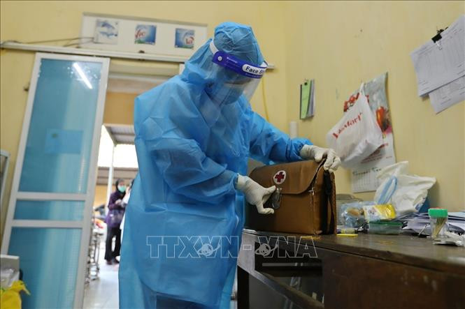 Nhân viên y tế xã kết hợp cùng trạm y tế xã có nhiệm vụ theo dõi và quản lý, điều trị các bệnh nhân này. Ảnh: Minh Quyết – TTXVN 