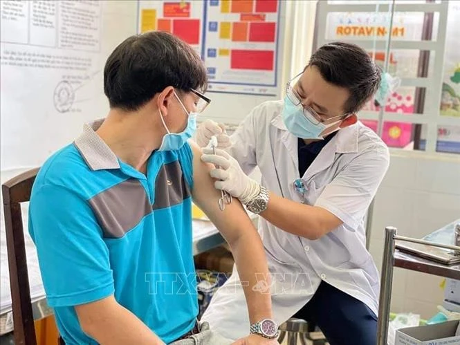 Tiêm vaccine phòng COVID-19 cho phóng viên ở Bình Dương. Ảnh: Chí Tưởng - TTXVN