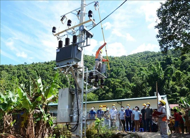 Cán bộ ngành điện Lai Châu đóng điện tại bản Phi Én, xã Tủa Sín Chải (Sìn Hồ, Lai Châu). Ảnh: Việt Hoàng - TTXVN 